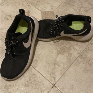 Nike Black/White Roshes